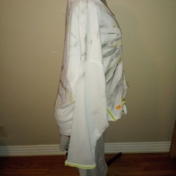 Plus Size Tie Dye Thermal, Plus Size Applique Bee Tie Dye Thermal Tie Blouse - Picture 9 of 16